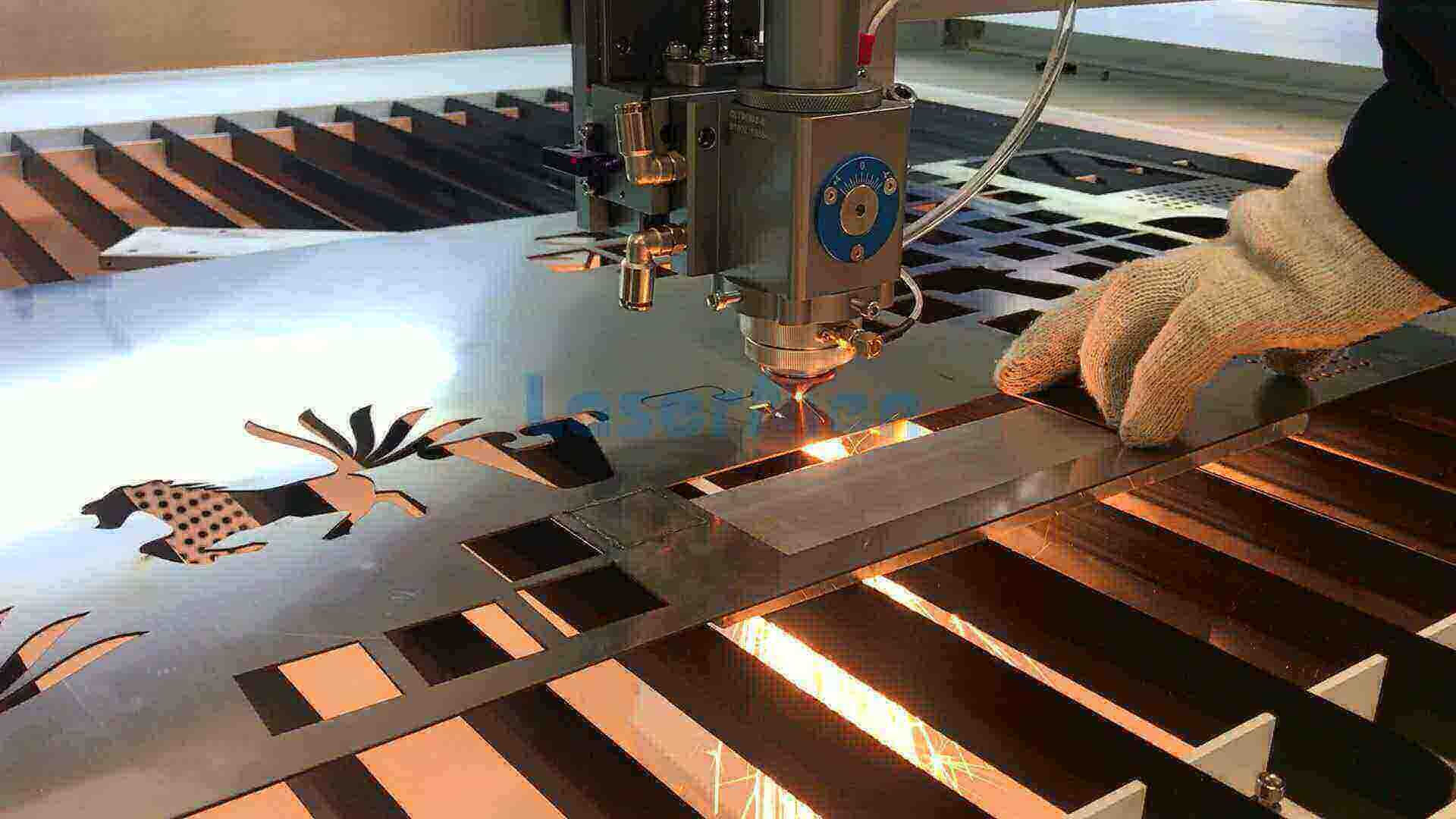 Fiber laser cutting machine